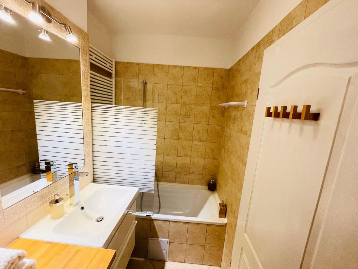 בודפשט Peony Hollo Apartment - Free Garage Under The House מראה חיצוני תמונה